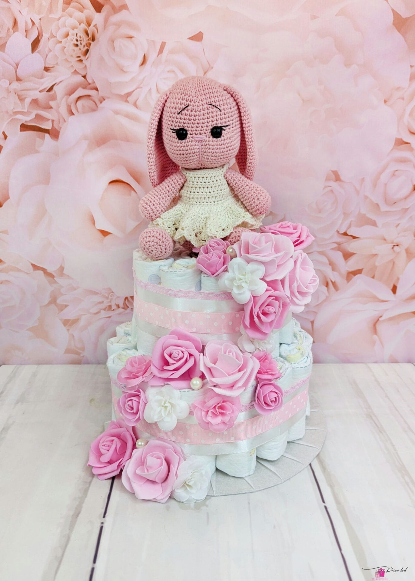 Lilleline mähkmetort, mis ei ole üldse tavaline. Tavaline ei ole ta seetõttu, et tordi otsas olev jänku, kelle hüüdnimi on kaisujänku on käsitööna meie enda poo