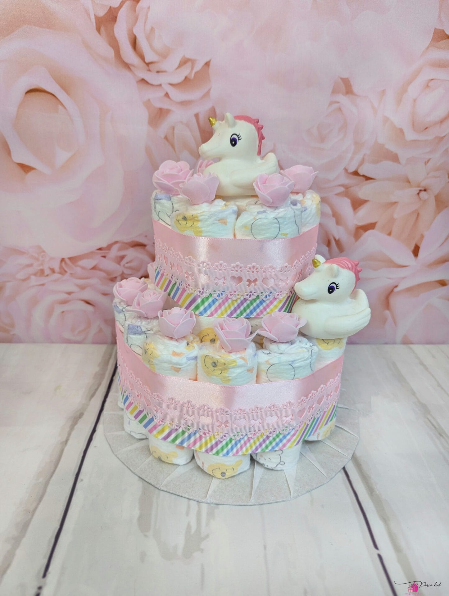 No  vaadake selle mähkmetordi otsas olevaid vannipart-ükssarvikuid. Mega nunnud ja kindlasti palju vannitamisel rõõmu toovad!
Mähkmetort on valmistatud 25tk Pam