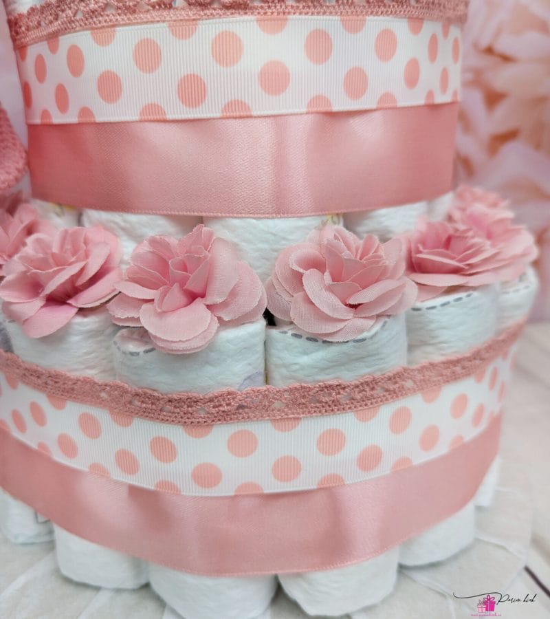 roosa täpiline mähkmetort amigurumi jänkuga 1 roosa täpiline mähkmetort amigurumi jänkuga 1