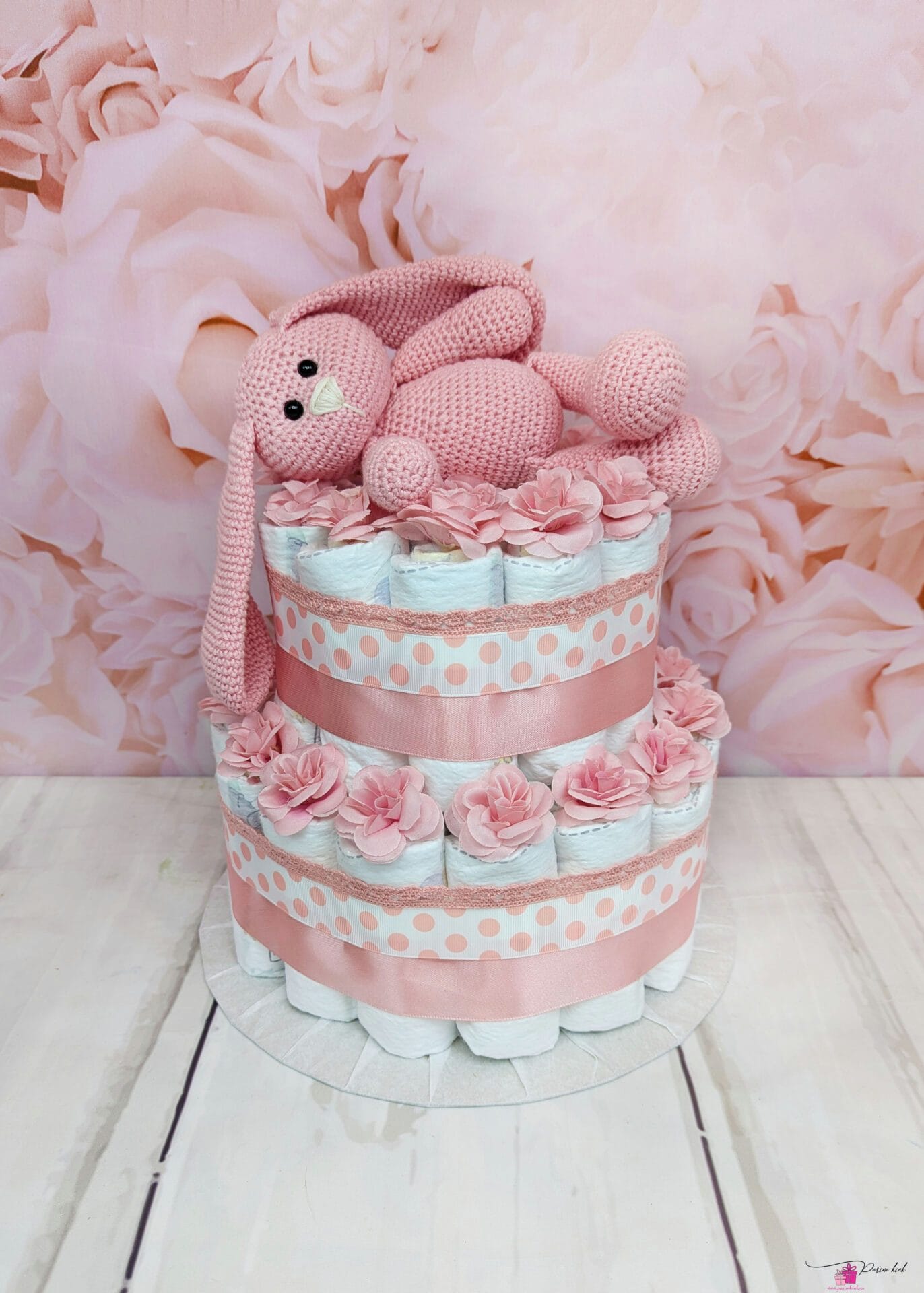 Lilleline mähkmetort, mis ei ole üldse tavaline. Tavaline ei ole ta seetõttu, et tordi otsas olev jänku, kelle hüüdnimi on kaisujänku on käsitööna meie enda poo