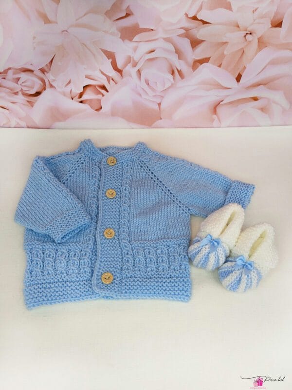 sinine kootud kampsun ja papud