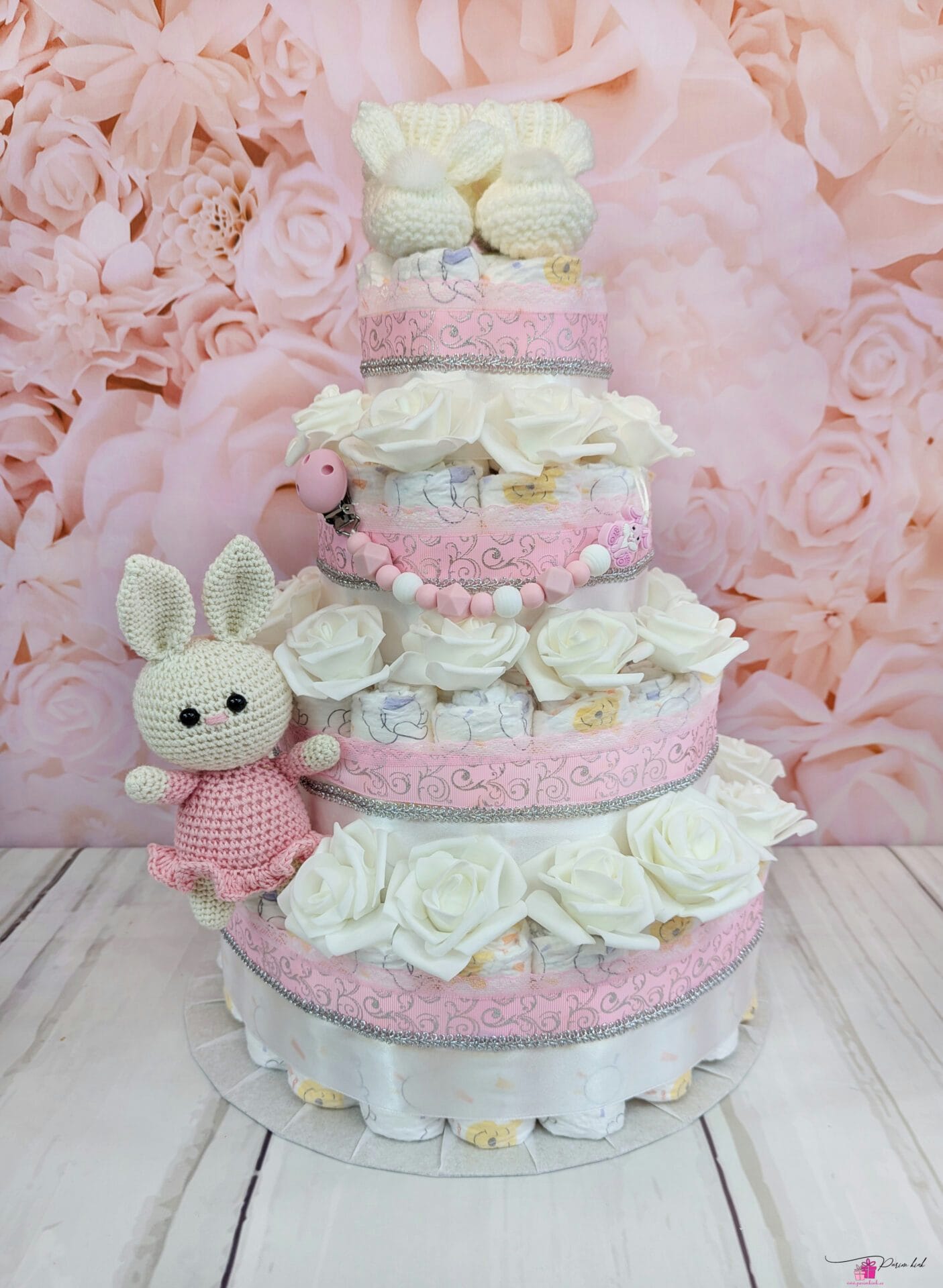 See mähkmetort on HIIGLANE! Ausalt, sõna otseses mõttes! Tegu on neljakordse mähkmetordiga, mis sisaldab 103 mähet meie tavapärase 55 mähkme asemel. Tort sisald