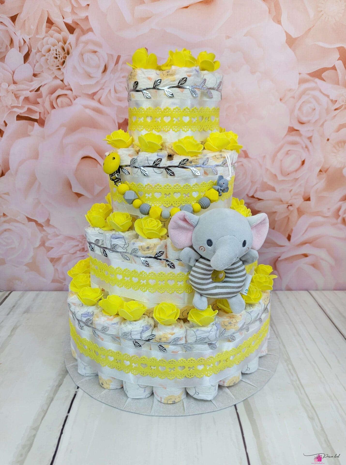 See mähkmetort on HIIGLANE! Ausalt, sõna otseses mõttes! Tegu on neljakordse mähkmetordiga, mis sisaldab 103 mähet meie tavapärase 55 mähkme asemel. See tort on