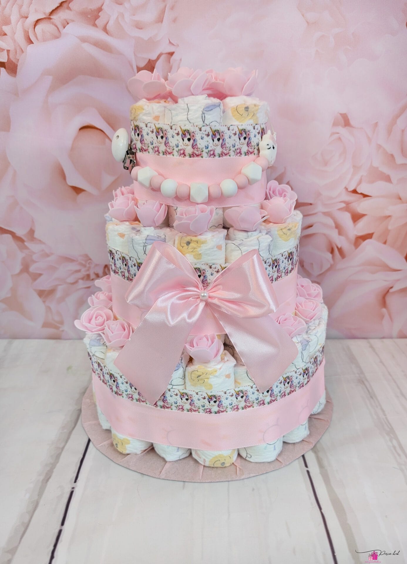 Oiii, ausalt, kellele ei meeldiks ükssarvikud? See mähkmetort on väikeste tulevaste ükssarviku fännide unistus! Tordil olev lutikett võib olla vastavalt soovile